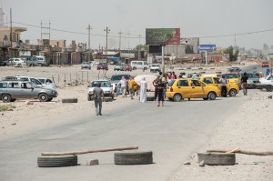 Οδοφράγματα στο δρόμο που έρχεται από την Mosul, από εδώ και πέρα η διέλευση γίνεται μόνο με τα πόδια. / Barricades on the road coming from Mosul, from here on the crossing is made only by foot.