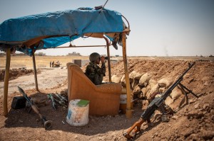 Κούρδος στρατιώτης παρακολουθεί με κιάλια τις θέσεις των σουνιτών του Ισλαμικού Χαλιφάτου στη Mosul. / Kurdish soldier is monitoring with binoculars the positions of Sunni terrorists in Mosul.