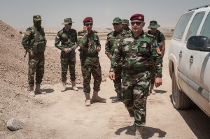 Αξιωματικοί των Peshmerga επιθεωρούν τα χαρακώματα κοντά στο χωριό Qaraqosh. / Peshmerga officers inspect the trenches near the Qaraqosh village.