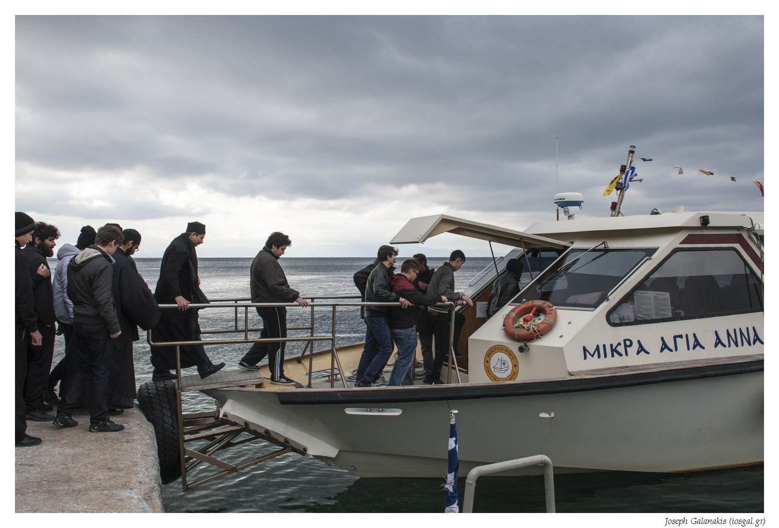 Οι μαθητές της Αθωνιάδας επιβιβάζονται στο πλοιάριο που θα τους μεταφέρει στην φρεγάτα "Σαλαμίς"